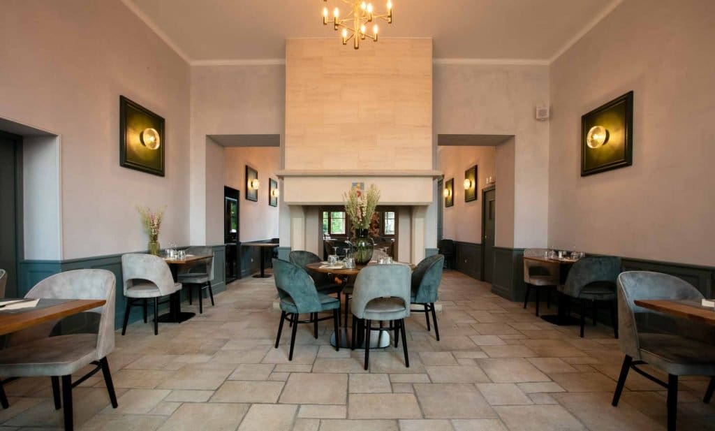 Salle du restaurant du camping Château de l'Epervière en Bourgogne